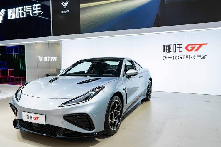 成都44哪吒汽车在智能汽车领域的表现，领途汽车在新能源汽车市场中的影响力